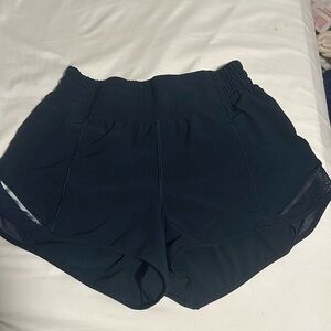 lululemon hotty hot high rise 2.5 inch shorts size 4 navy blue